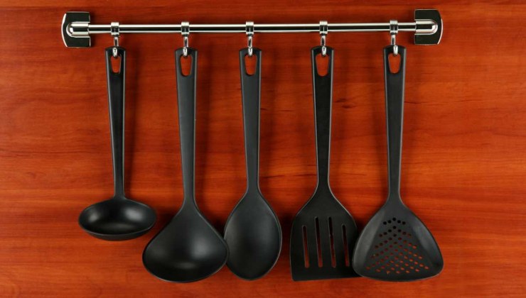 allerta utensili cucina cancerogeni plastica nera